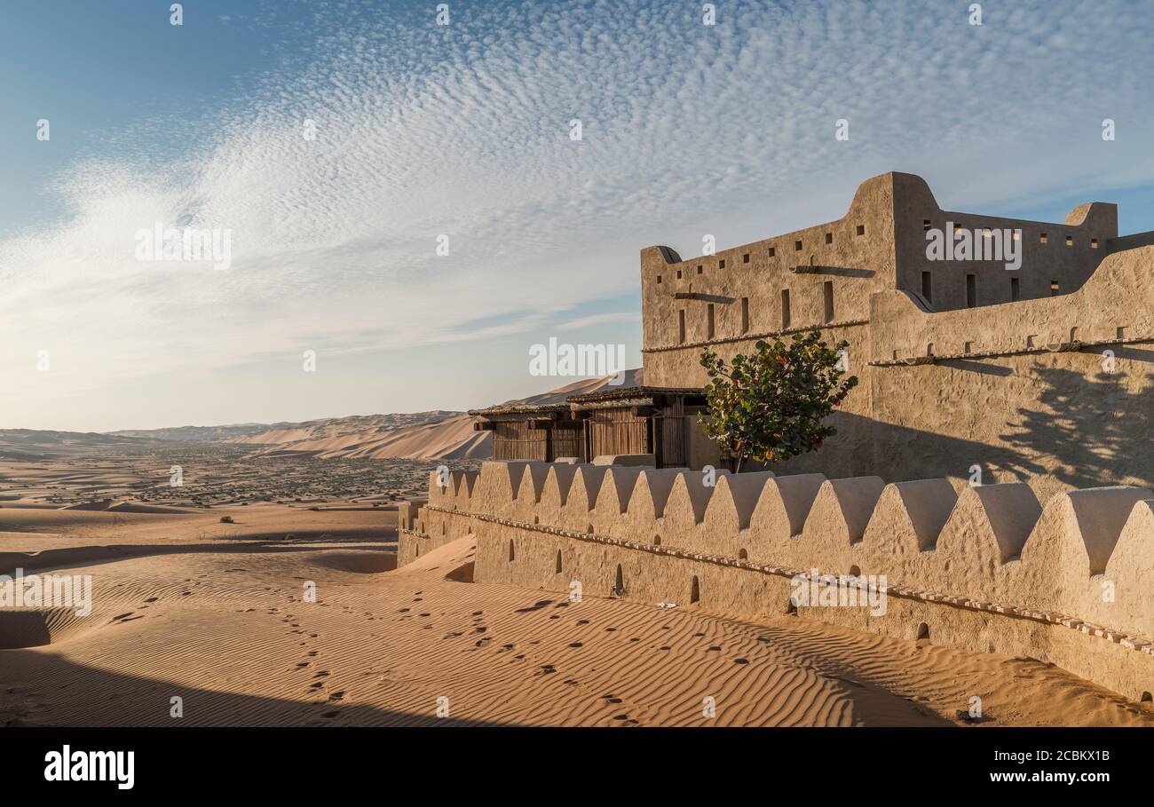 Esterno del resort nel deserto QSAR al Sarab, Empty Quarter Desert, Abu Dhabi, Emirati Arabi Uniti Foto Stock