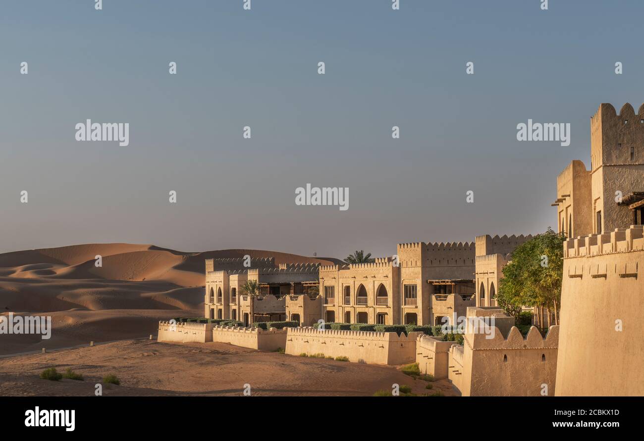 Esterno del resort nel deserto QSAR al Sarab, Empty Quarter Desert, Abu Dhabi, Emirati Arabi Uniti Foto Stock