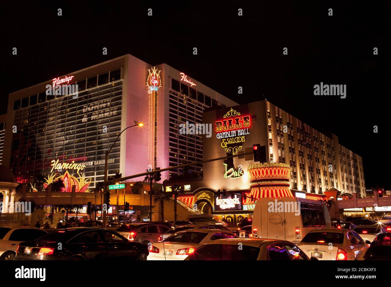 Traffico che passa oltre negozi e casinò sulla Las Vegas Strip, Las Vegas, Nevada, Stati Uniti Foto Stock