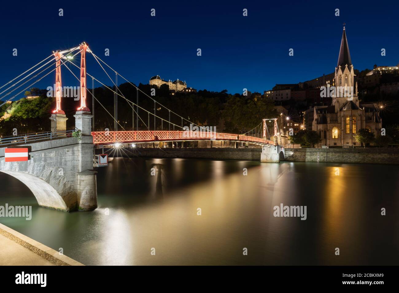 Fiume Sane, Eglise Saint Georges con Passerelle Saint Georges in primo piano, di notte, Lione, Francia Foto Stock