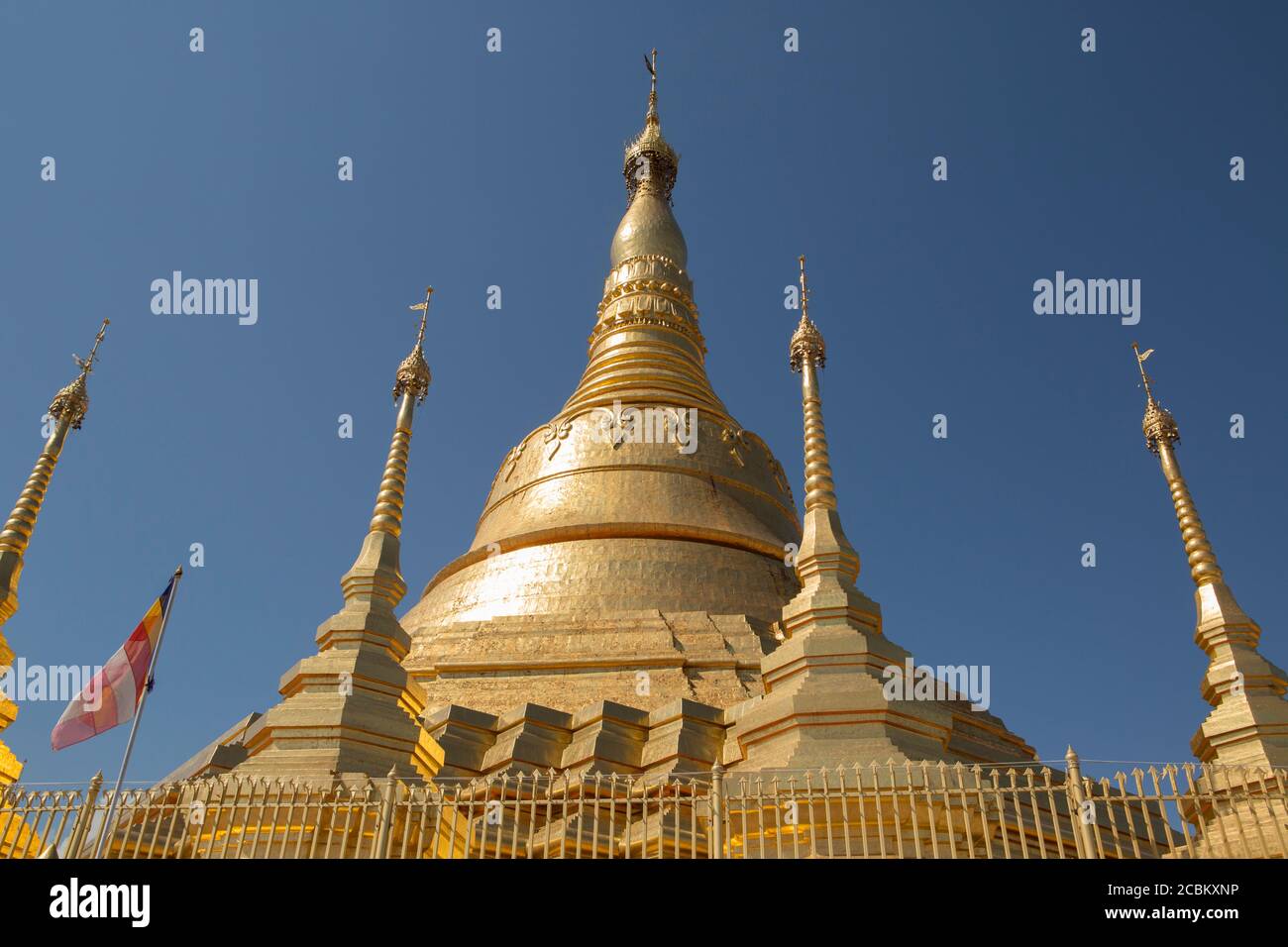 Vista ad angolo basso della pagoda di Shwedagon, Tachileik, Myanmar Foto Stock