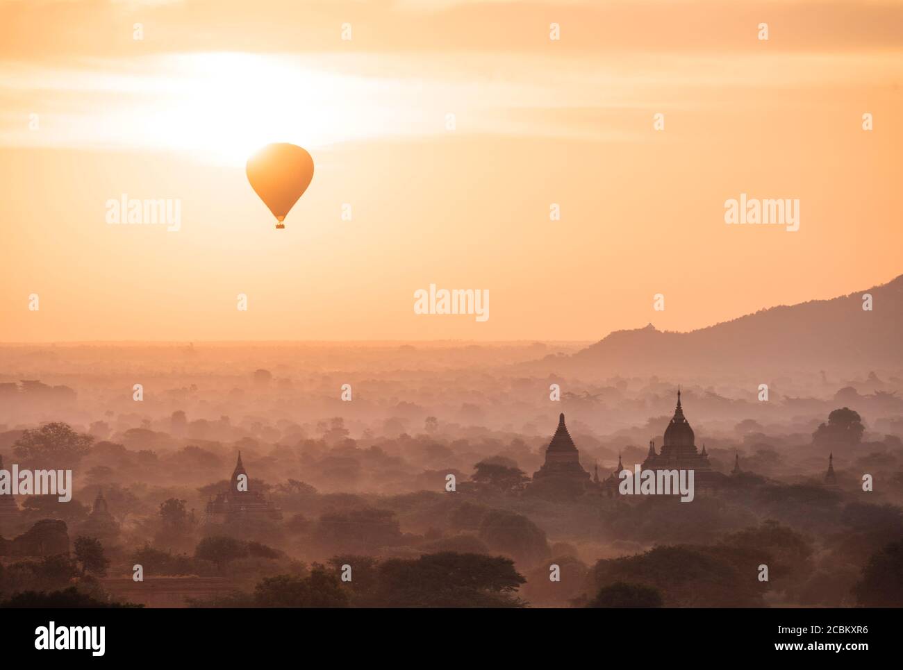 Mongolfiere al tramonto, Bagan, Mandalay Regione, Myanmar Foto Stock