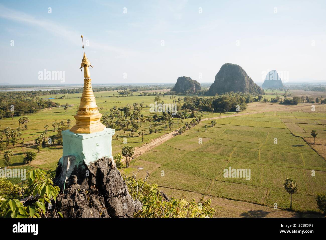 Montagne e Kaw Gon Pagoda, Hsipaw, Shan state, Myanmar Foto Stock