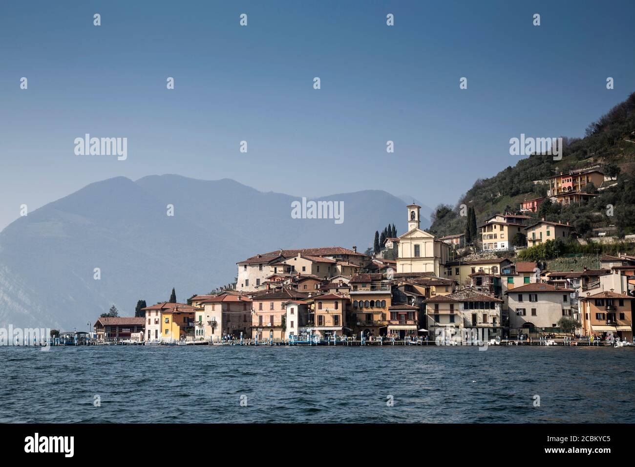 Edifici sul lungomare, Lago d'Iseo, Lombardia, Italia Foto Stock