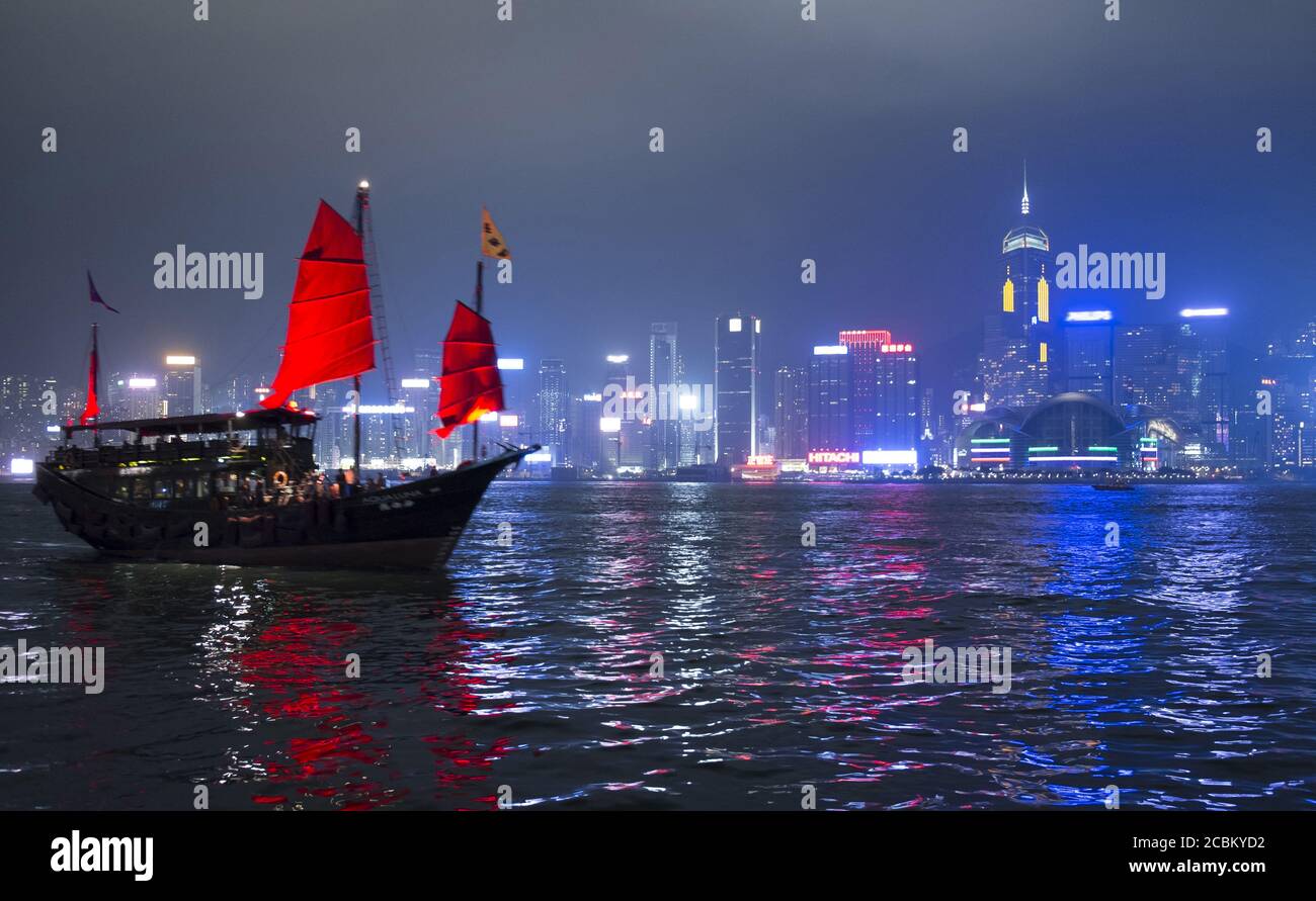 Nave spazzatura, Victoria Harbour, Hong Kong, Cina Foto Stock