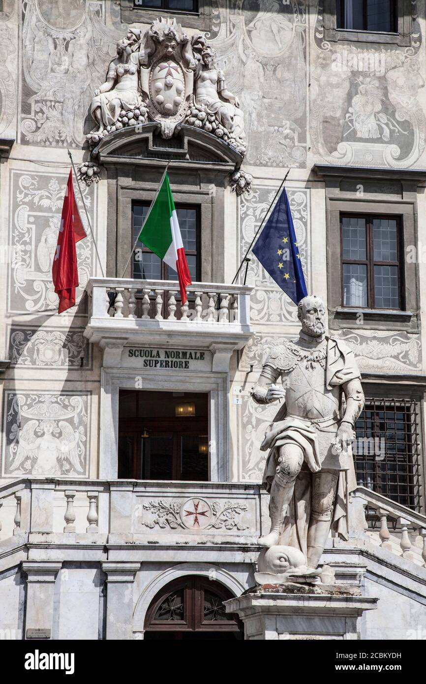 Statua e bandiere fuori dall'università di Pisa, Pisa, Toscana, Italia Foto Stock