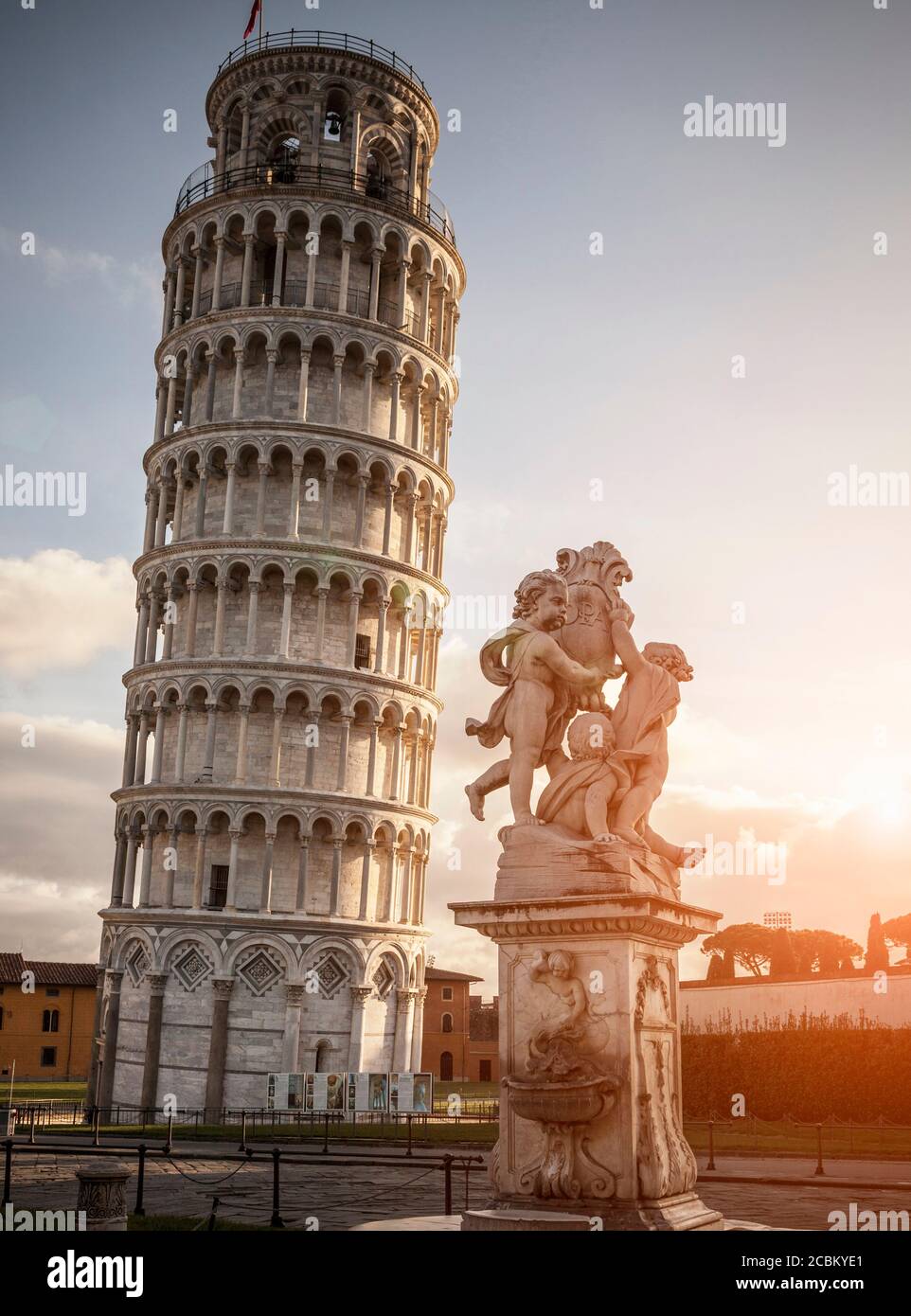 Torre Pendente di Pisa e statua, Pisa, Toscana, Italia Foto Stock