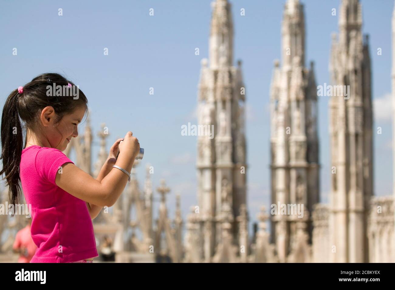 Ragazza che fotografa la cattedrale di Milano, Milano, Lombardia, Italia Foto Stock