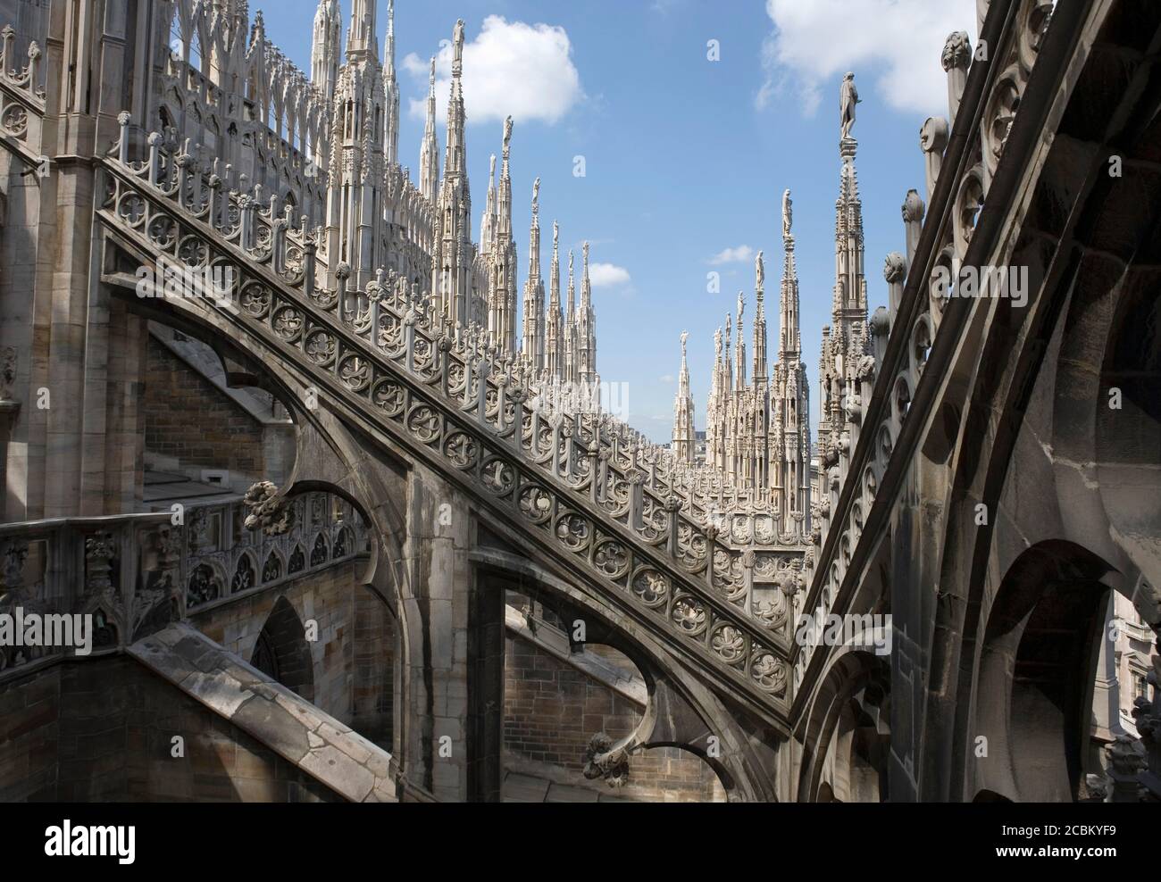 Veduta delle guglie e dei contrafforti Cattedrale di Milano, Milano, Lombardia, Italia Foto Stock
