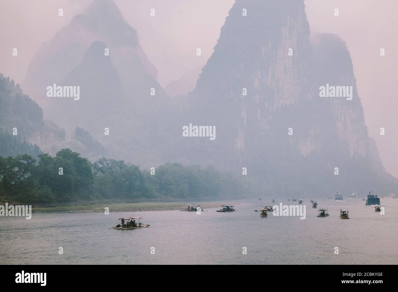 Topografia carsica e barche da pesca sul fiume li, Guilin, Guangxi Zhuang Regione Autonoma, Cina Foto Stock