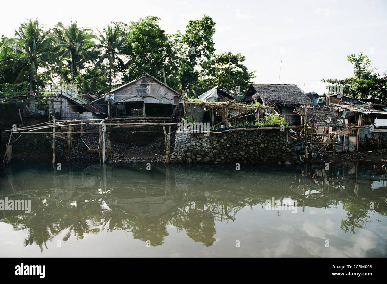 Case di palafitte sul fiume, Leyte, Filippine Foto Stock