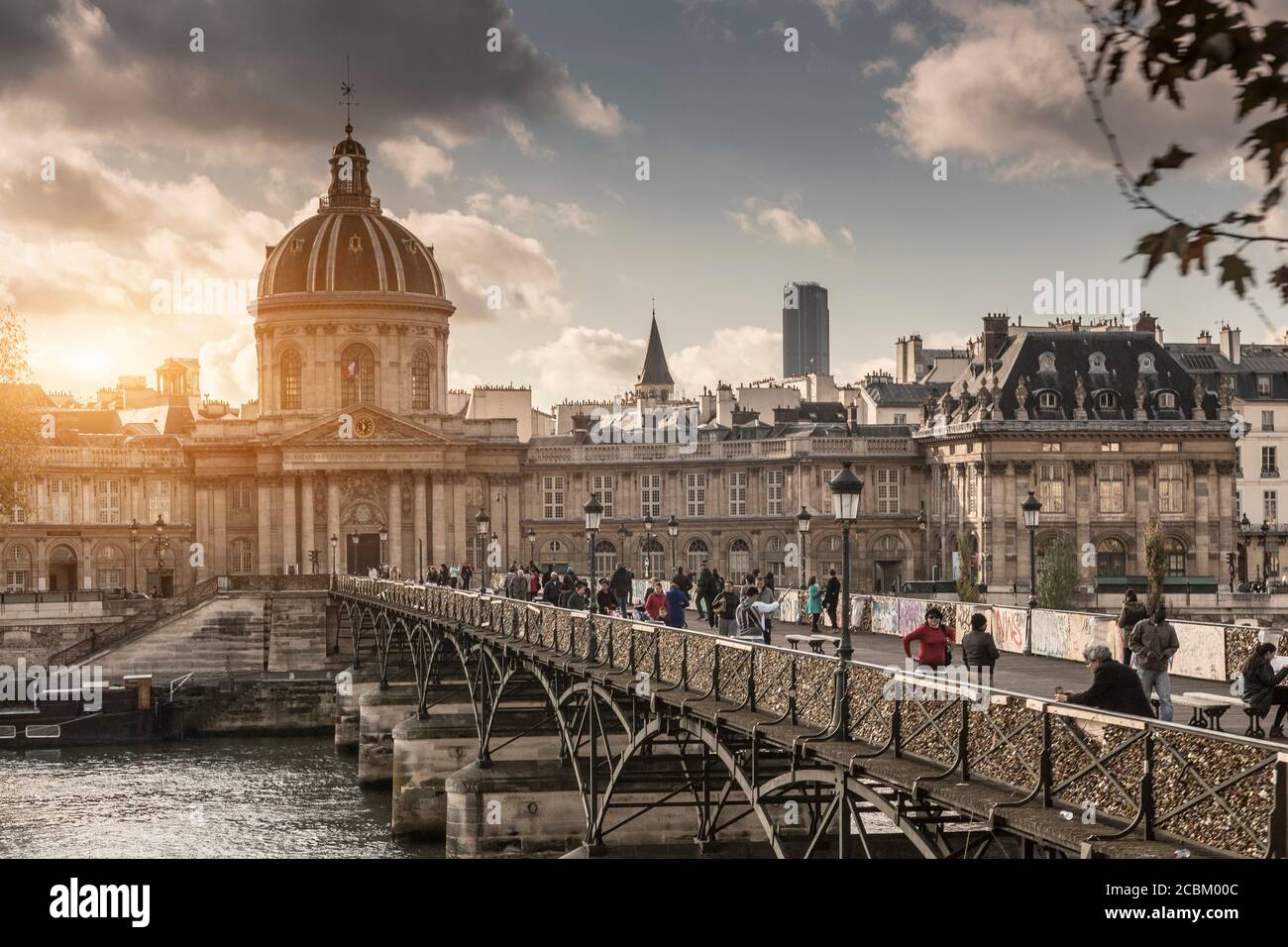 Turisti che attraversano la passerella sul fiume Senna, Parigi, Francia Foto Stock