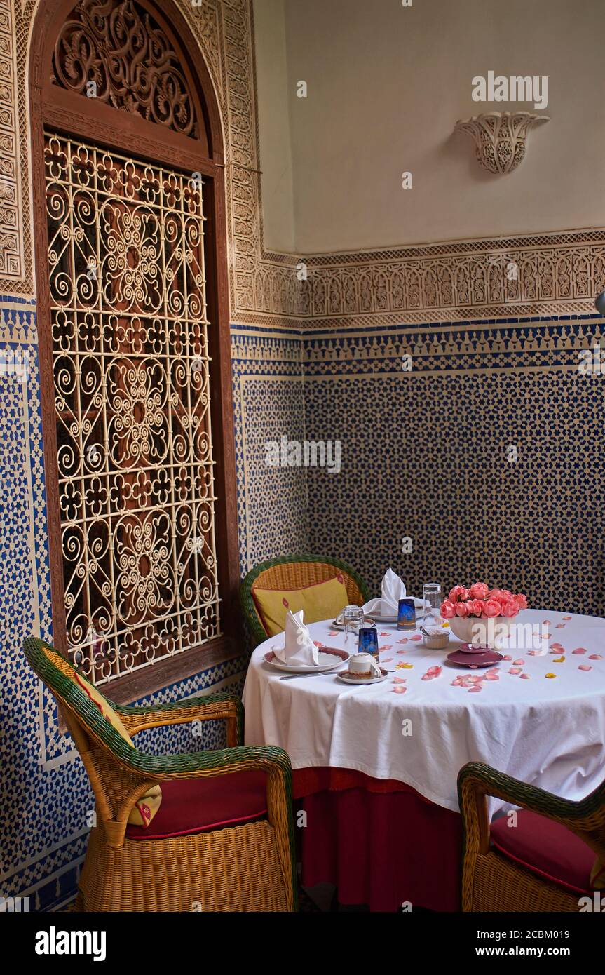 Tavolo per due, Riad Enija, Città Vecchia di Marrakech, Marocco Foto Stock