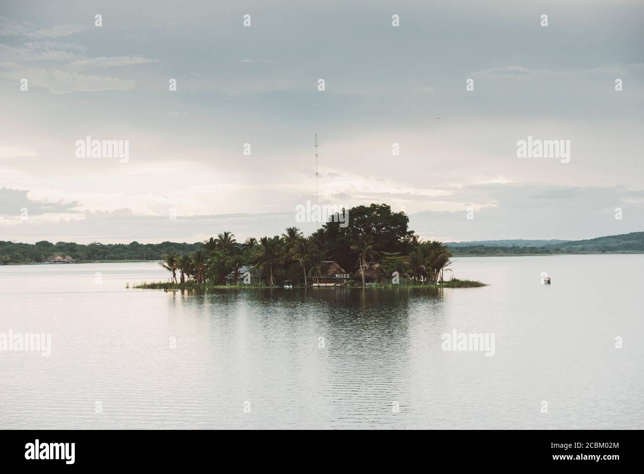 Vista dell'isola al centro del lago, Flores, Guatemala, America Centrale Foto Stock