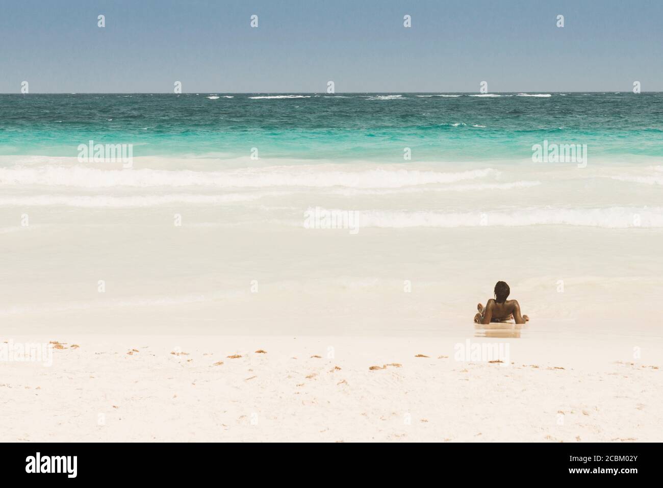 Donna che prende il sole sulla spiaggia, Tulum, Messico Foto Stock