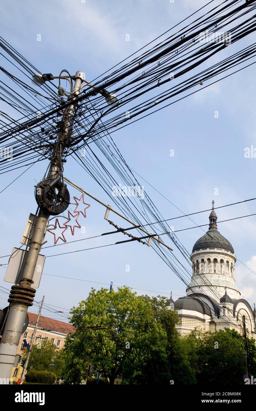 Chiesa ortodossa e cavi elettrici, Cluj Napoca, Romania, Europa Foto Stock