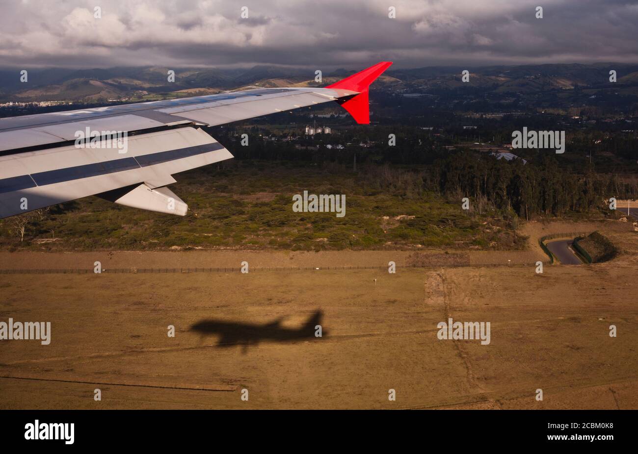 Vista ad alto angolo dell'atterraggio dell'aereo all'aeroporto di Quito, Ecuador Foto Stock