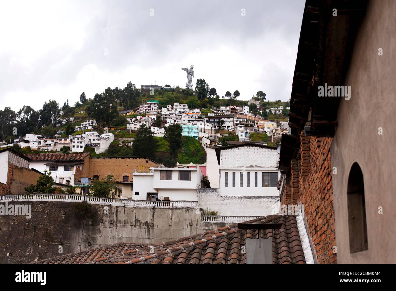 Vista sui tetti e Virgen de Quito sulla collina di El Panecillo, Quito, Ecuador Foto Stock