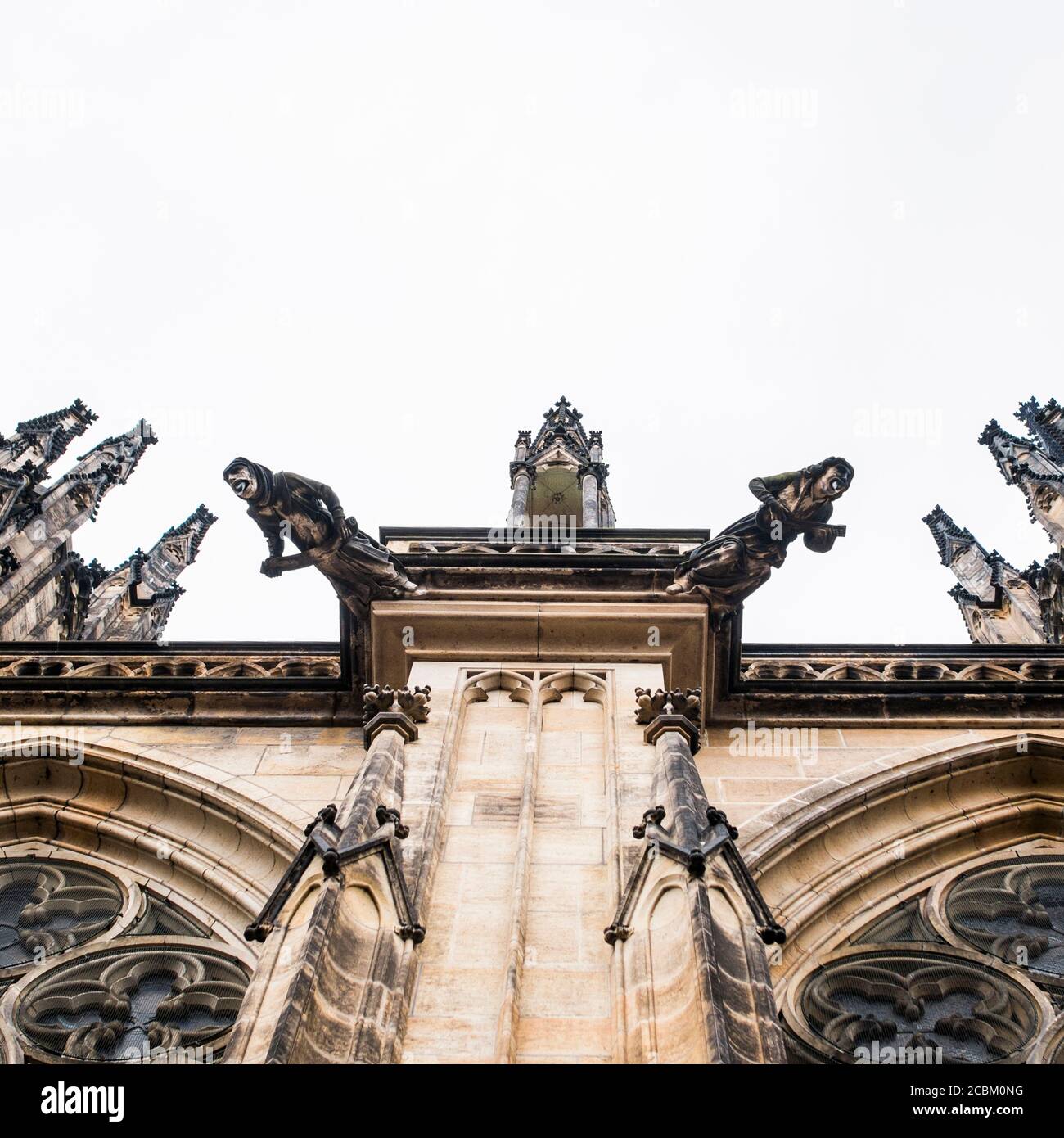 Vista dal basso della Cattedrale di St Vida, Praga, Repubblica Ceca Foto Stock