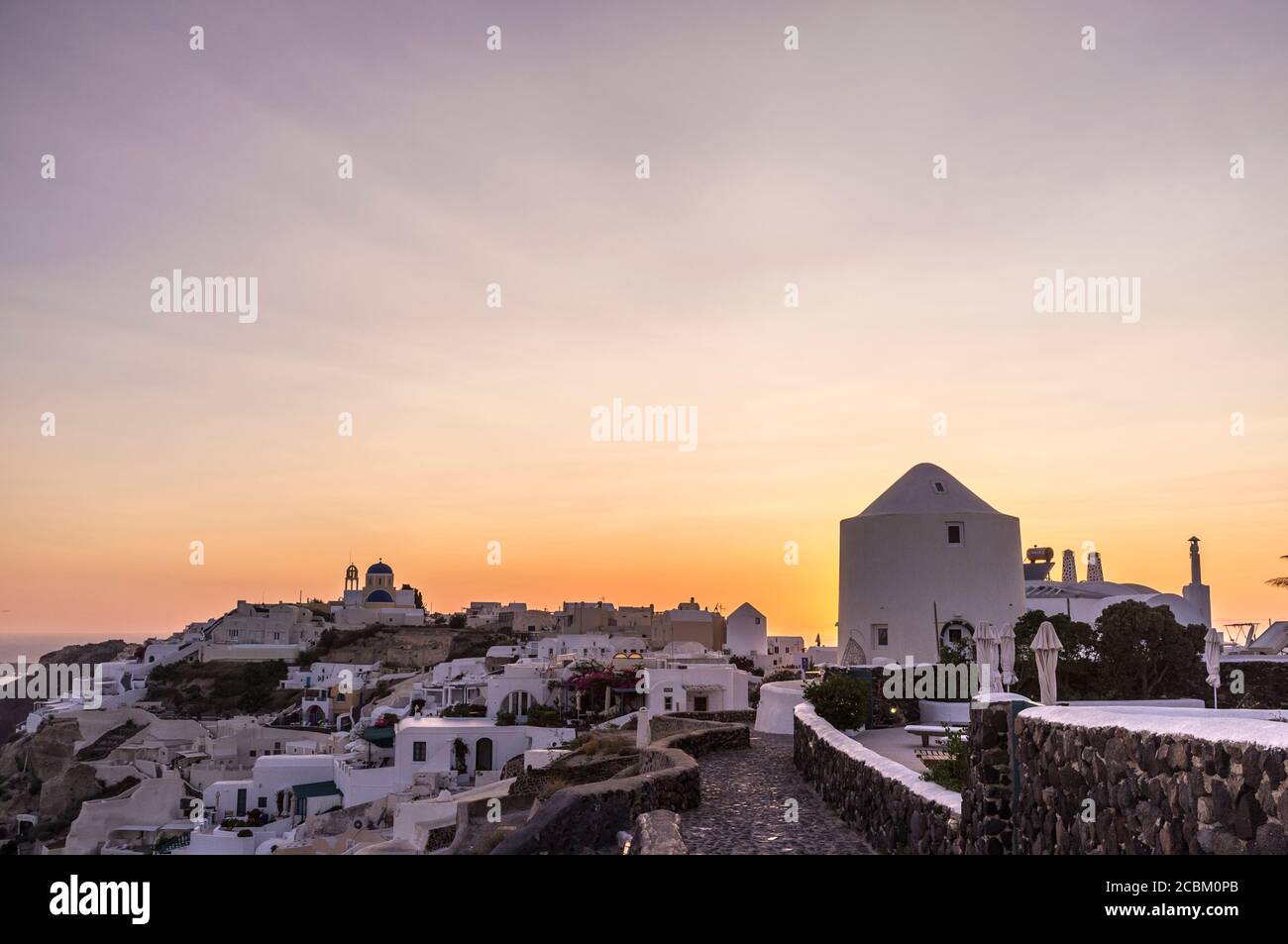 Vista della città al tramonto, Oia, Santorini, Grecia Foto Stock