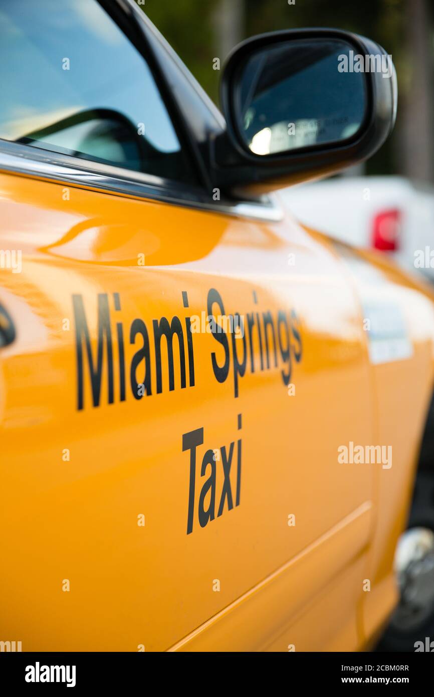 Vista panoramica della porta gialla dei taxi, Miami Springs, Miami, Florida, USA Foto Stock