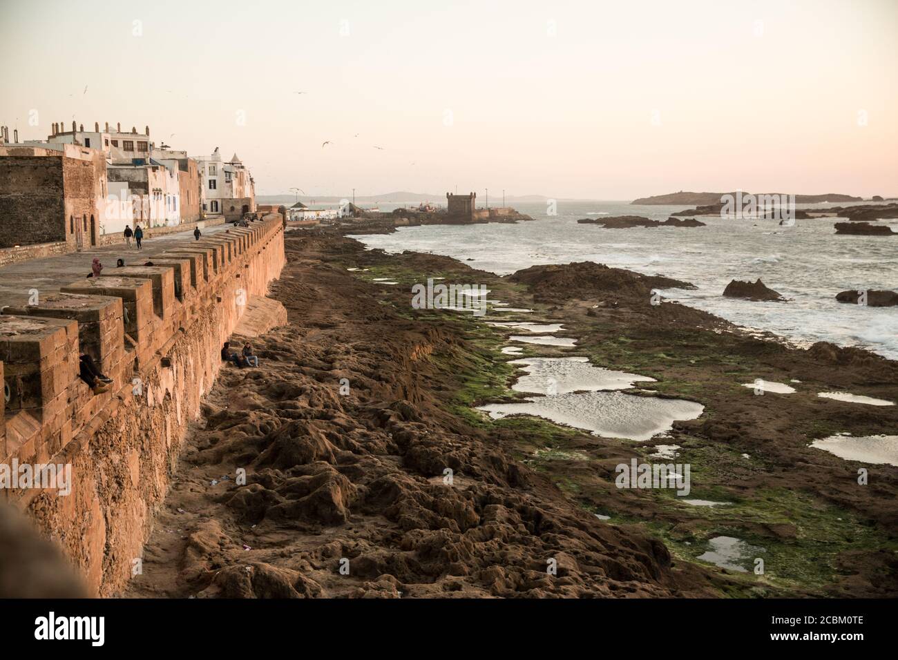 Mura cittadine e oceano, Essauira, Marocco Foto Stock