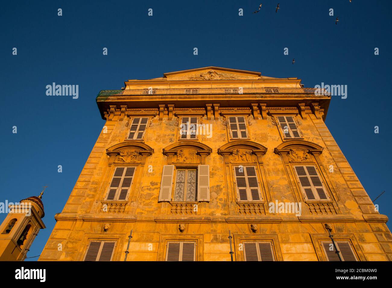 Vista ad angolo basso di un edificio tradizionale al tramonto, Nizza, Francia Foto Stock