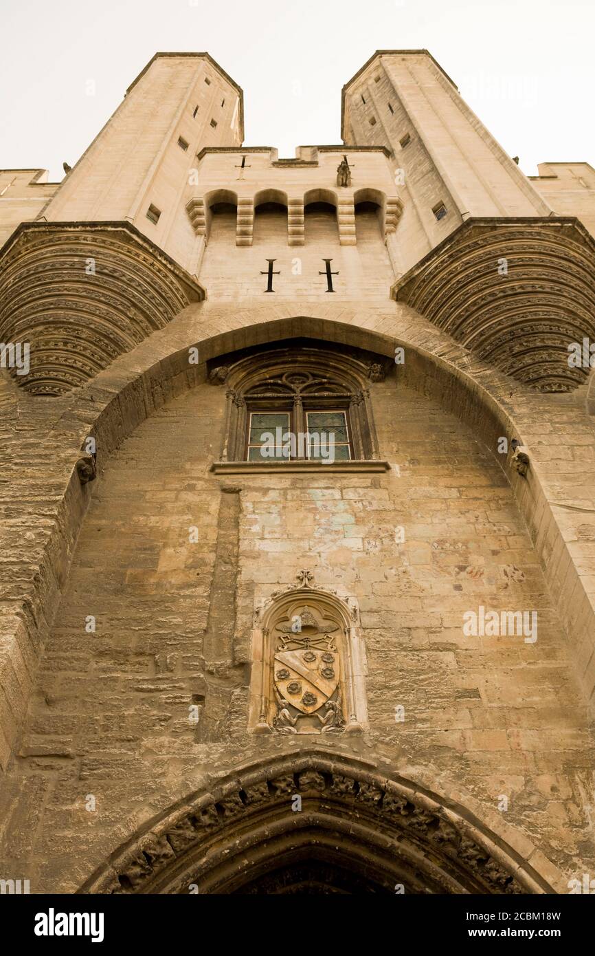 Vista dal basso angolo del Palazzo dei Papi, Avignone, Provenza, Francia Foto Stock