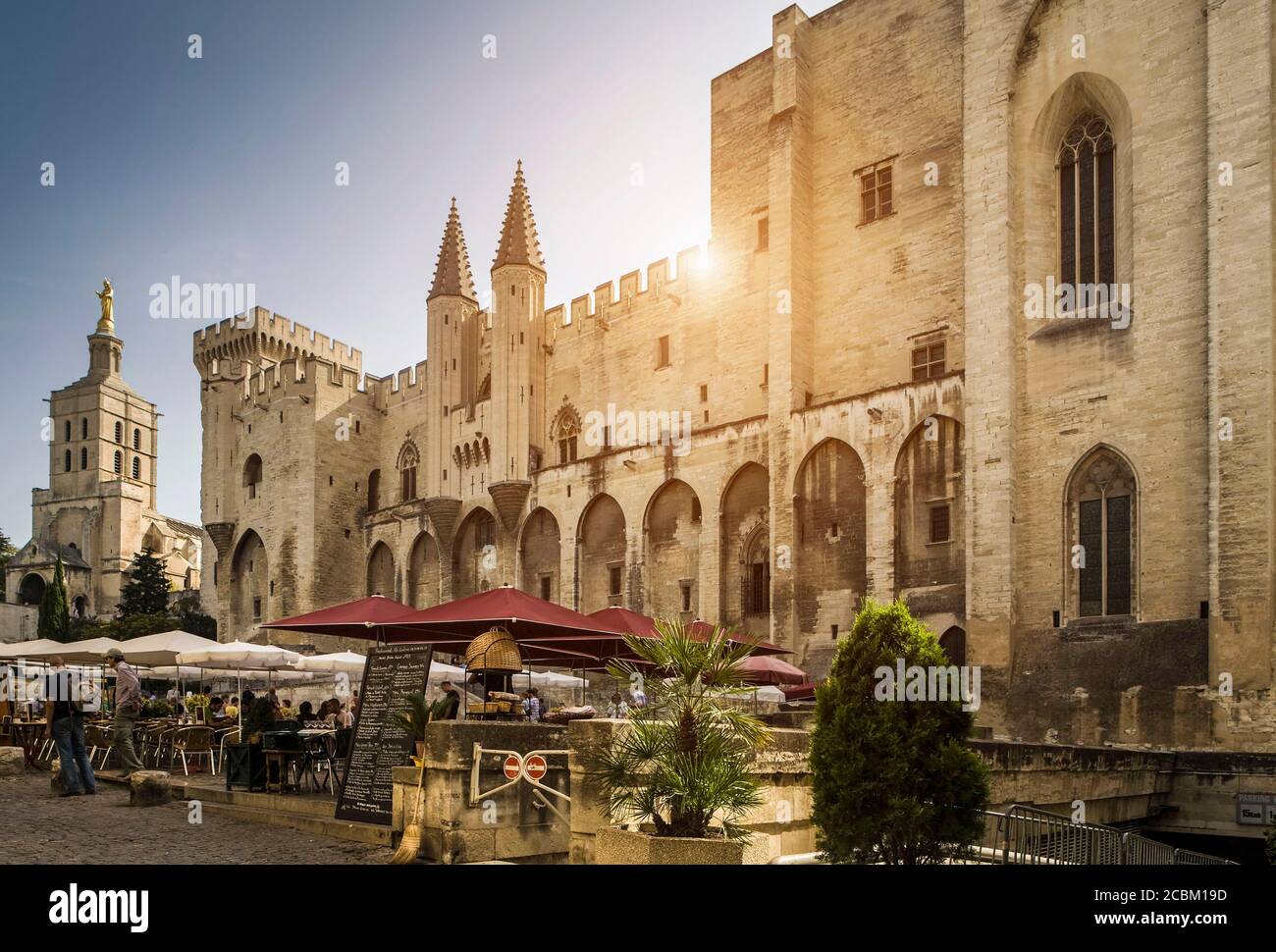 Palazzo dei Papi e marciapiede ristorante, Avignone, Provenza, Francia Foto Stock