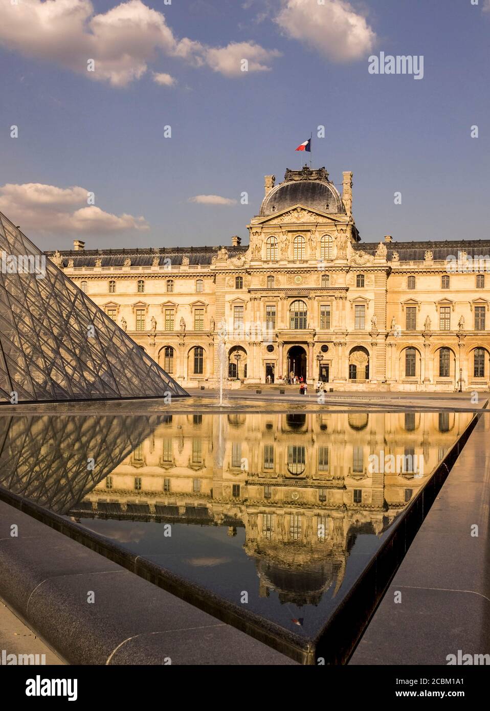 Piramide e museo del Louvre, Parigi, Francia Foto Stock