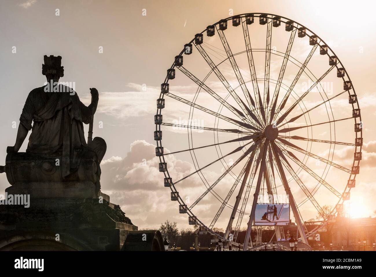 Statua con sagome e ruota panoramica Grande Roue, Parigi, Francia Foto Stock