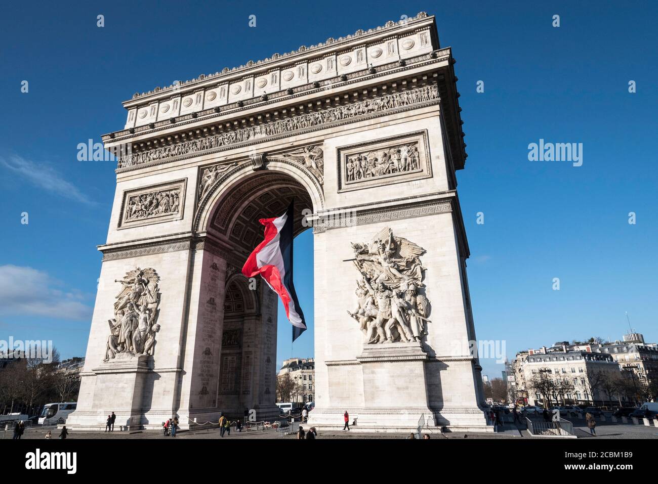 Vista della bandiera francese e dell'Arco di Trionfo, Parigi, Francia Foto Stock