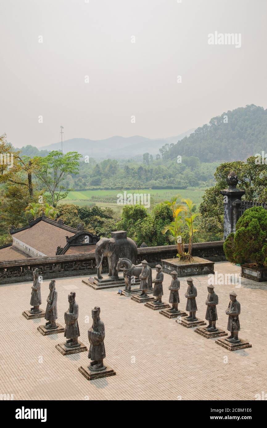 File di statue a Minh Mang Tomba, Hue, Vietnam Foto Stock
