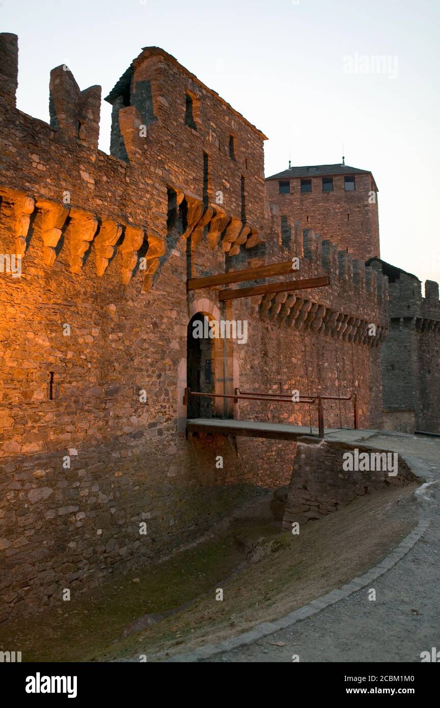 Ingresso e ponte levatoio della cinta muraria di Bellinzona illuminata di notte, Bellinzona, Ticino, Svizzera Foto Stock