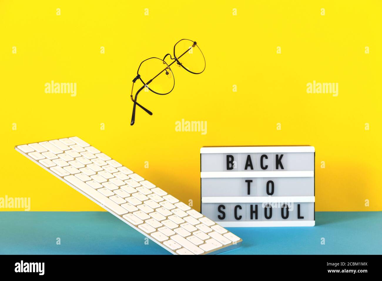 Ritorno a scuola di tendenza background concetto di apprendimento a distanza Foto Stock