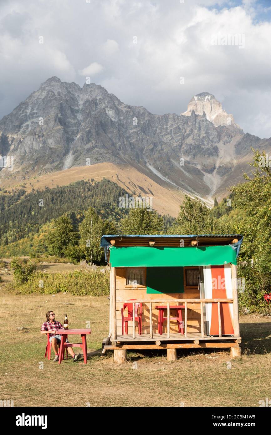 Uomo al bar isolato, Ushba, Svaneti, Georgia Foto Stock