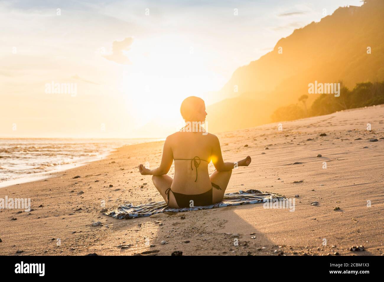 Yoga praticante turistico, spiaggia di Nyang Nyang, Bali, Indonesia Foto Stock