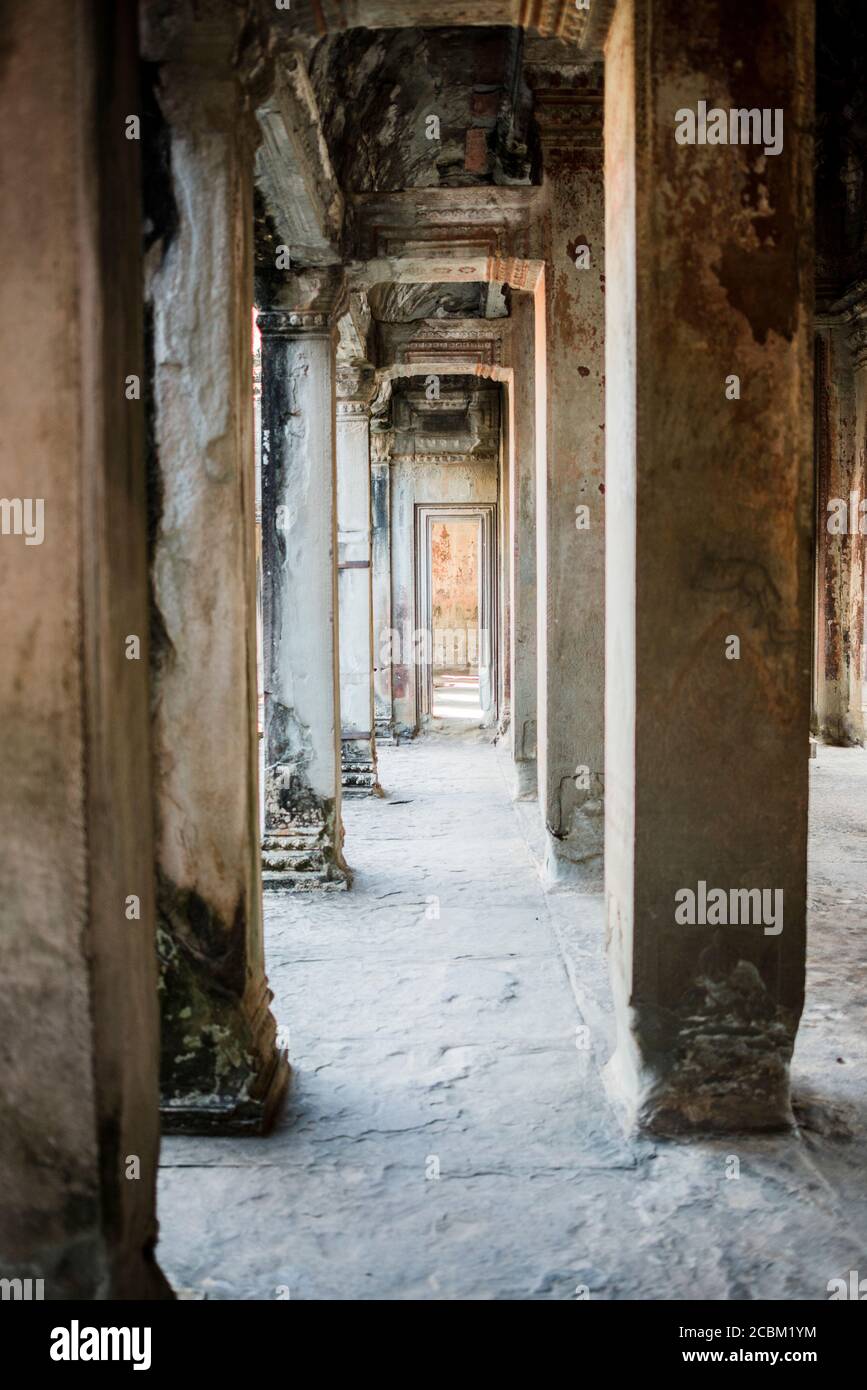Tempio portico con colonne, Angkor Wat, Cambogia Foto Stock