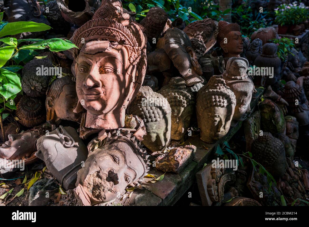 Sculture di testa di terracotta in giardino al Clay Studio Coffee in the Garden, Chiang mai, Thailandia Foto Stock