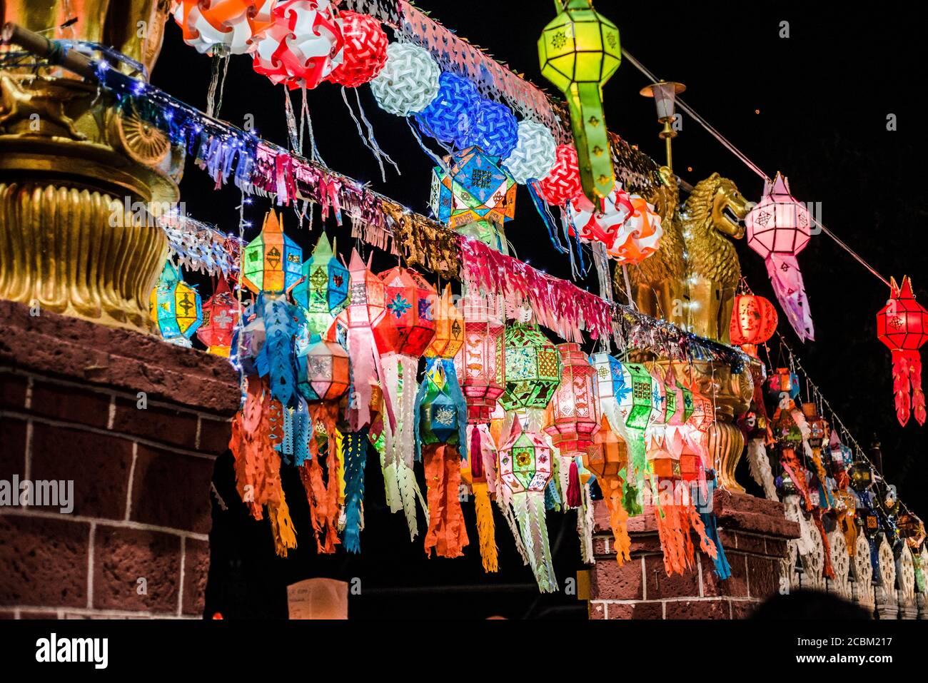 File di lanterne di carta colorate di notte, Paper Lantern Festival - Loy Krathong, Chiang mai, Thailandia Foto Stock