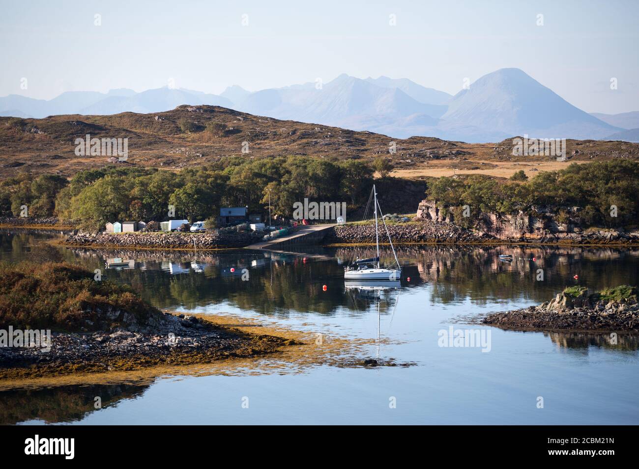 Barca a vela sull'acqua, Applecross, Scozia, Regno Unito Foto Stock