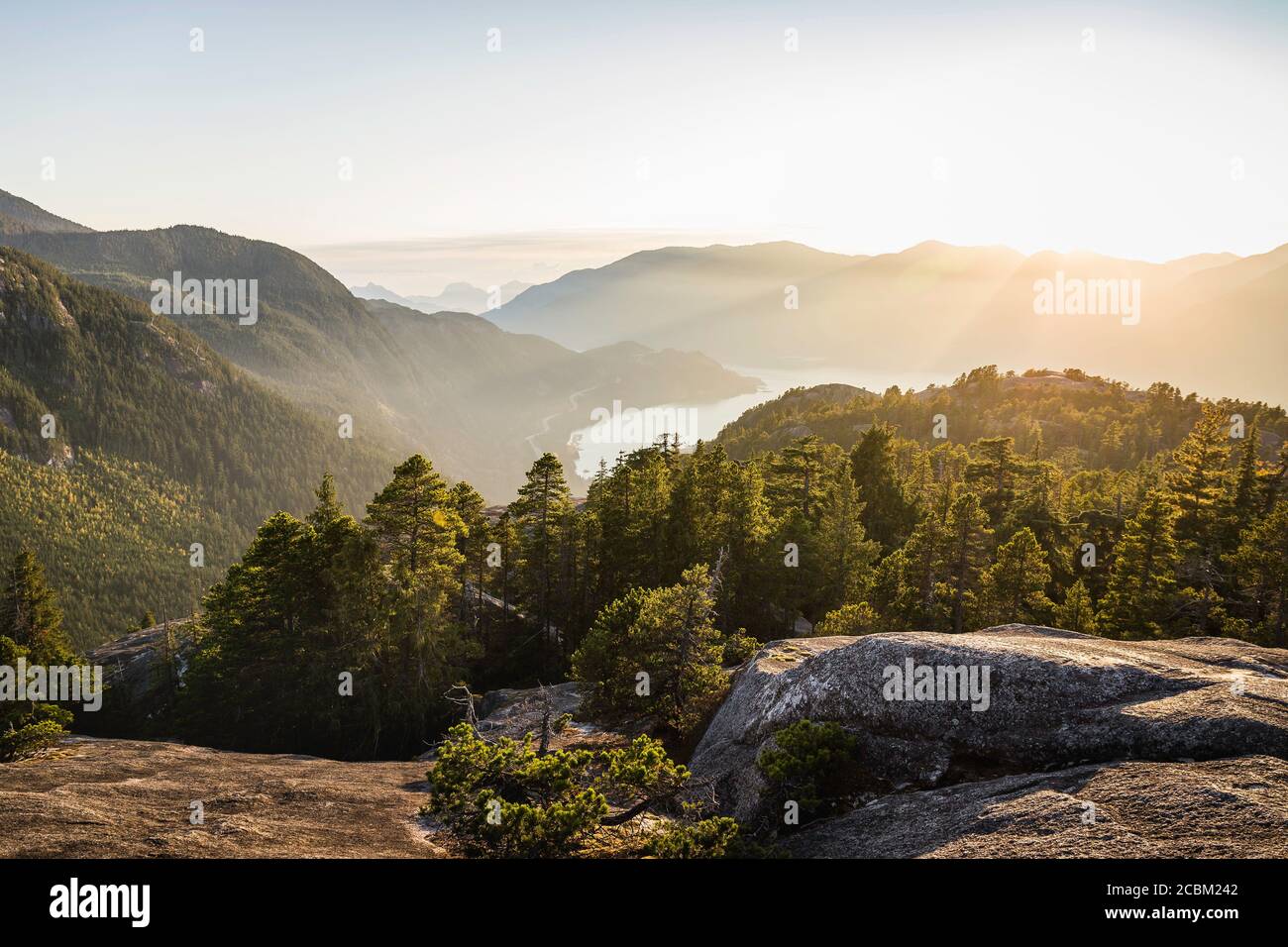 Stawamus Chief, affacciato su Howe Sound Bay, Squamish, British Columbia, Canada Foto Stock