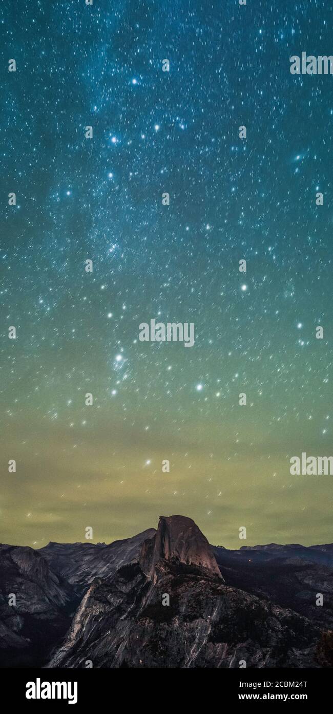 Montagne e stelle celesti di notte da Glacier Point, Yosemite National Park, USA Foto Stock