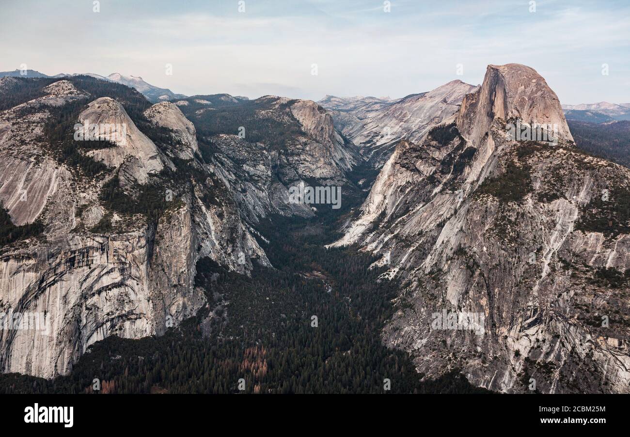 Montagne e valle da Glacier Point, Yosemite National Park, Stati Uniti Foto Stock