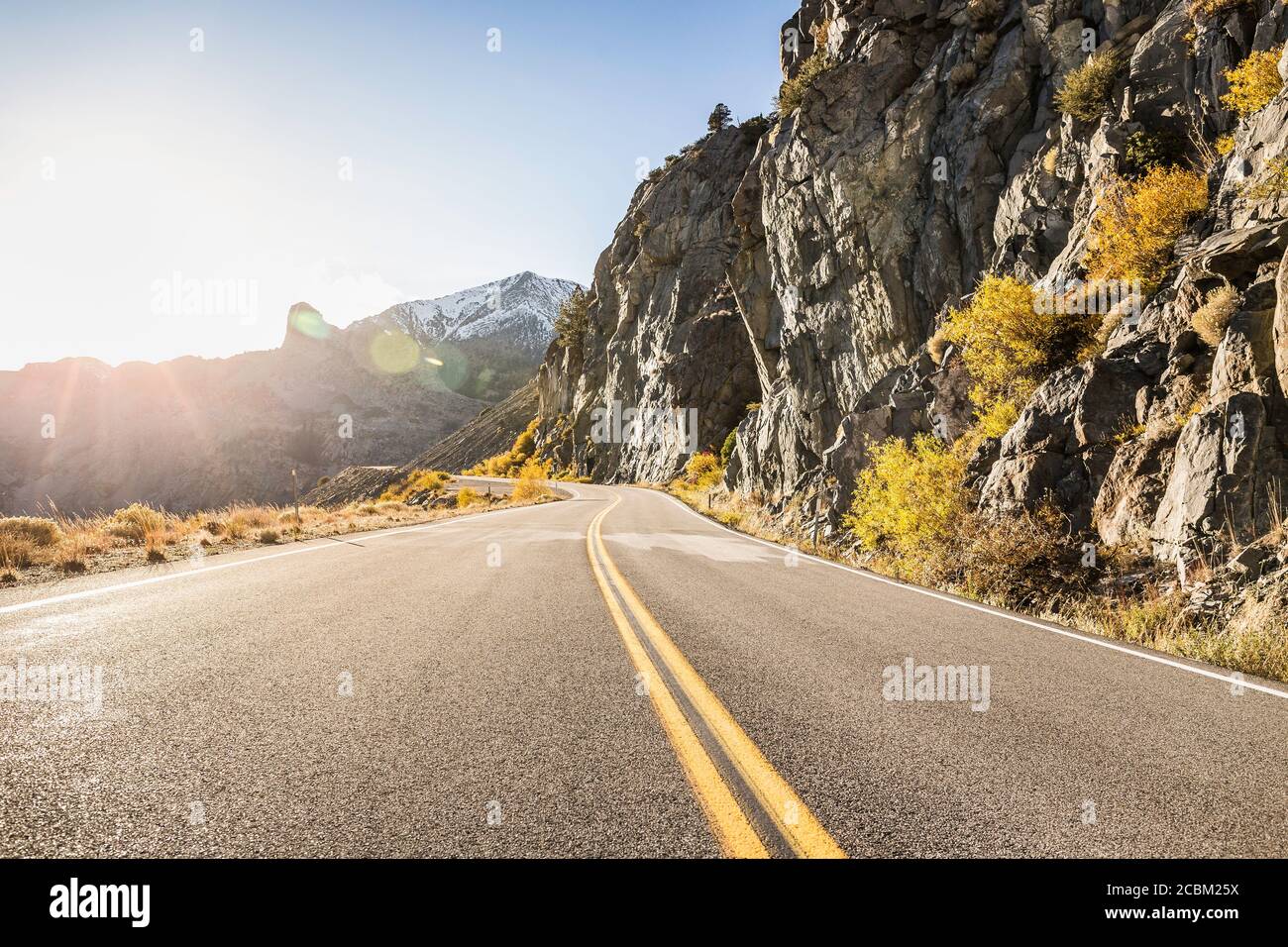 Autostrada Tioga Pass nel paesaggio montano, Parco Nazionale di Yosemite, Stati Uniti Foto Stock