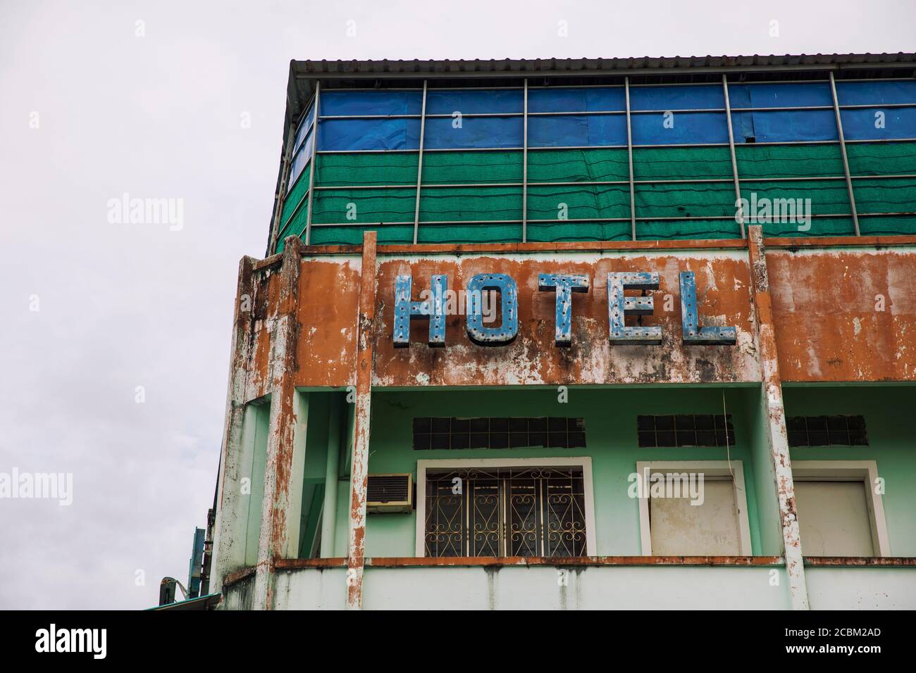 Hotel abbandonato con segno arrugginito, Kampot, provincia Kampong Cham, Cambogia Foto Stock