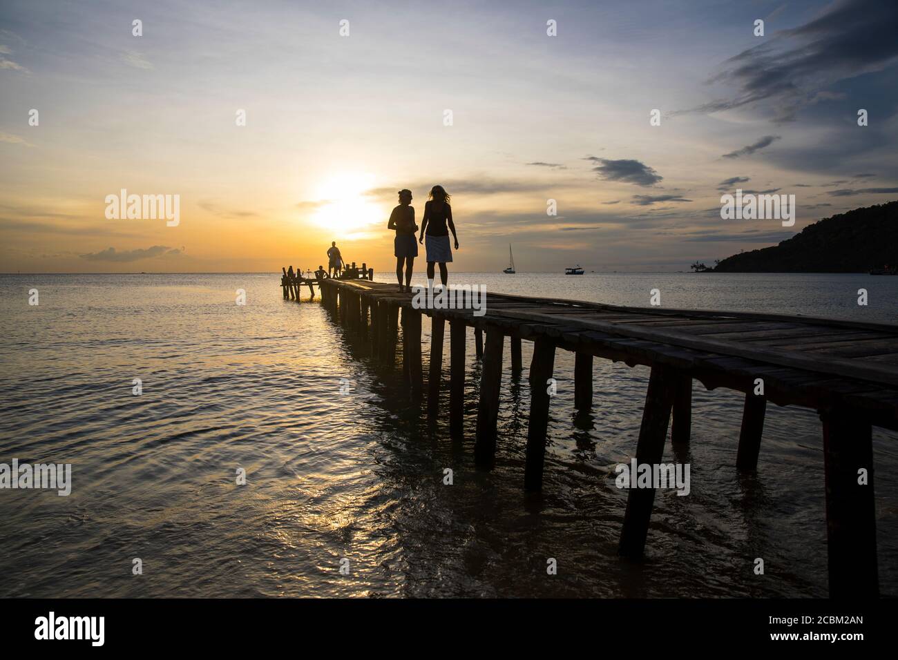 Turisti sul molo di osservazione al tramonto, Koh Rong, provincia di Koh Kong, Cambogia Foto Stock
