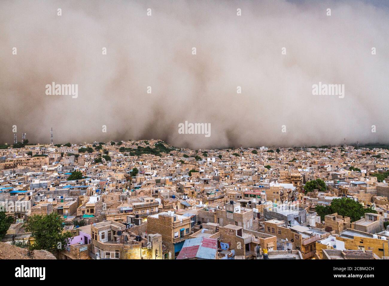 Cloud coperto edifici vista elevata, Jaisalmer, Rajasthan, India Foto Stock