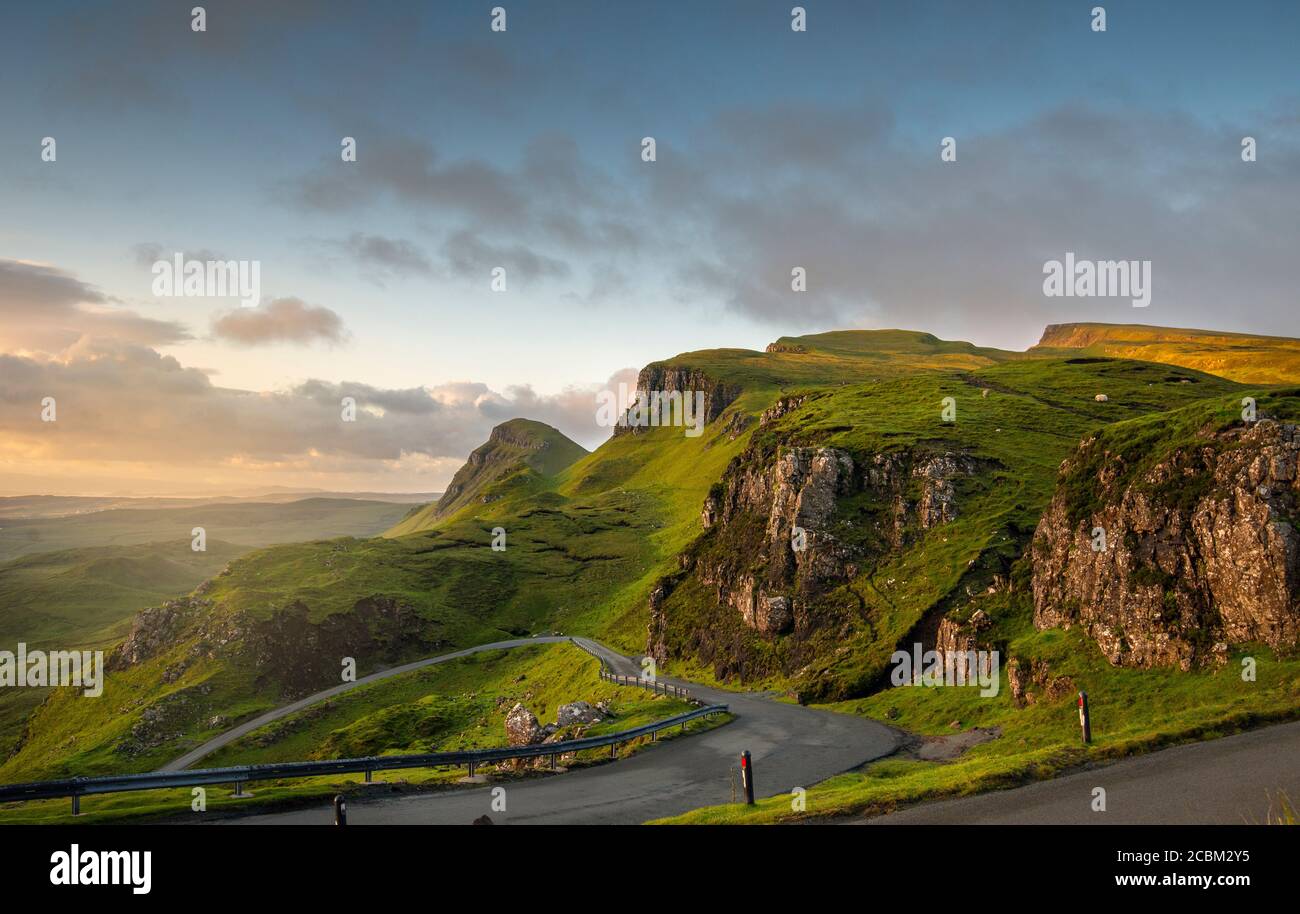 Il crinale di Trotternish visto dal Quiraing sull'isola di Skye, Scozia, Regno Unito Foto Stock