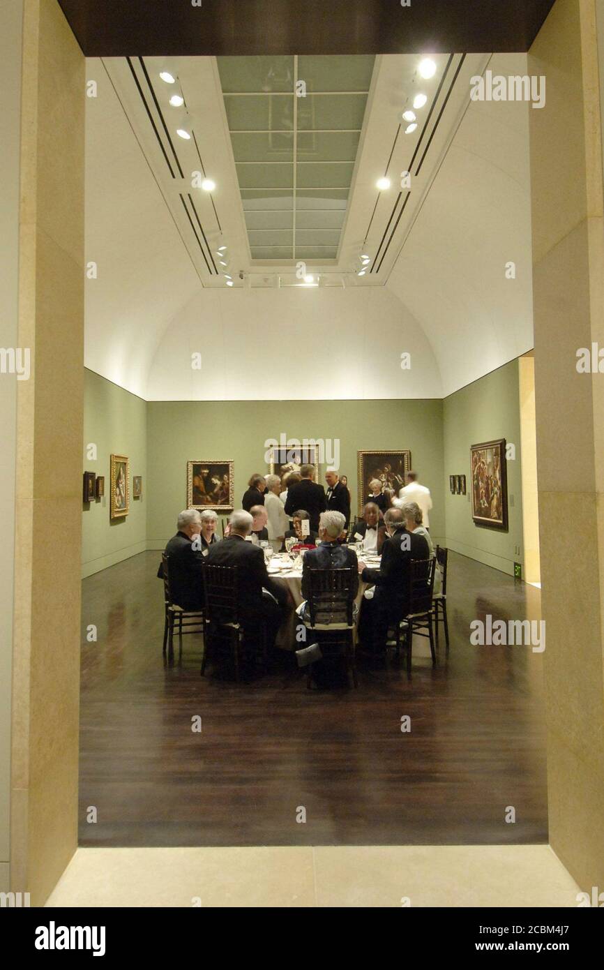 Austin, Texas USA, 27 aprile 2006: Cena per i donatori in una galleria al Blanton Museum of Art presso l'Università del Texas durante i grandi festeggiamenti di apertura del museo. ©Bob Daemmrich Foto Stock